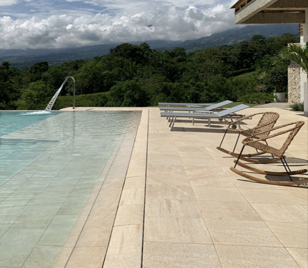 Piscina residencial con vista natural en Morelos
